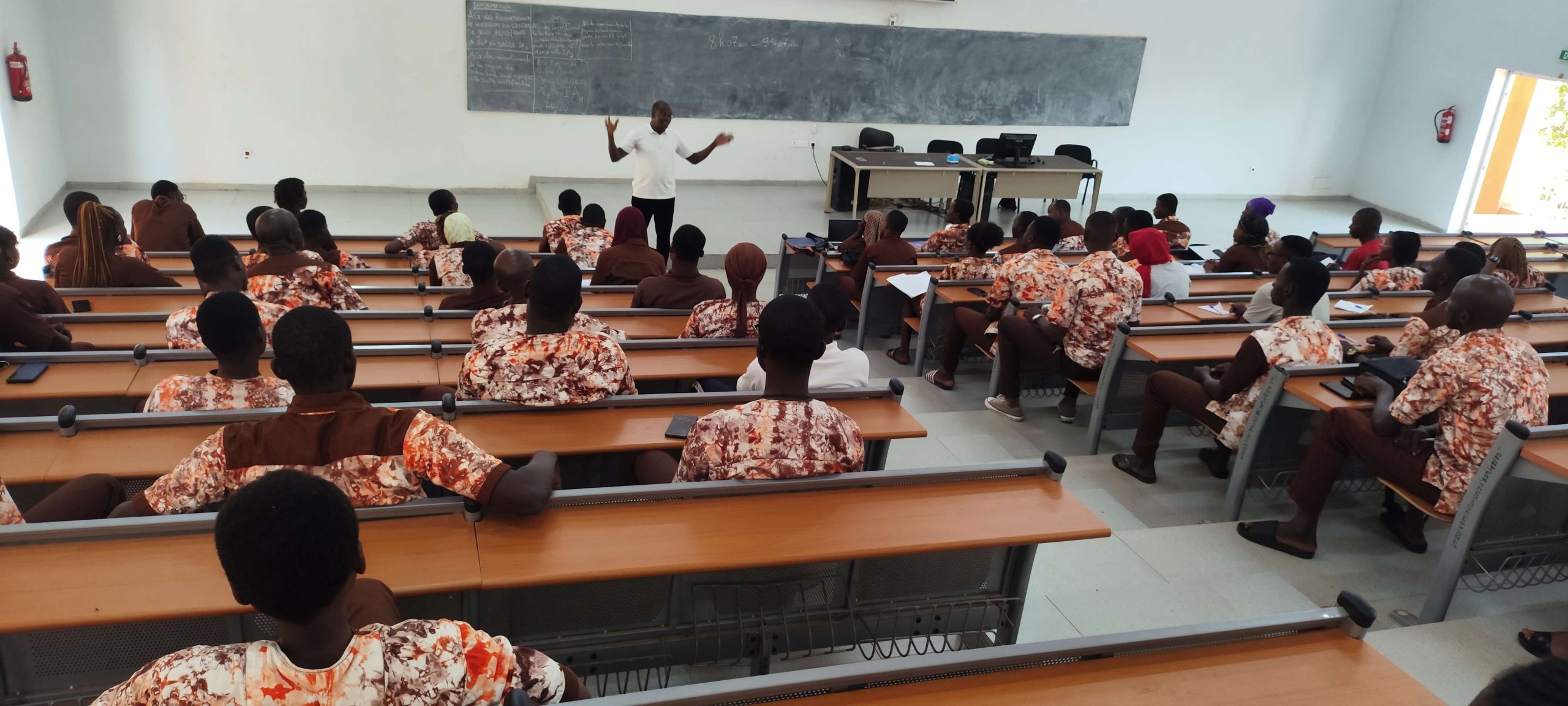 STAGIAIRES EN CLASSE